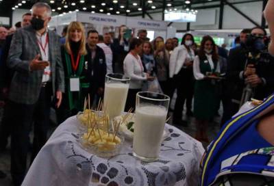Губернатор Ленобласти поздравил работников сельского хозяйства с профессиональным праздником