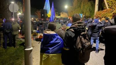 На акции протеста возле дома Порошенко произошли столкновения