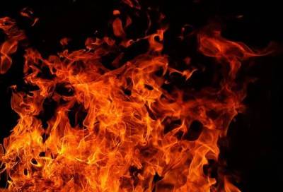 Огонь на кровле жилого дома в Петербурге потушили