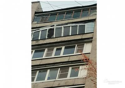 Взрыв вывернул раму на балконе дома в Липецке