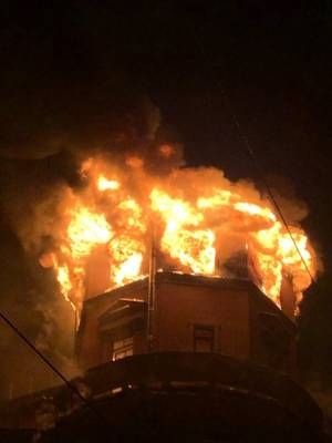 Видео: пожарные боролись с огнем в доходном доме купца Чубакова в Петербурге около 12 часов