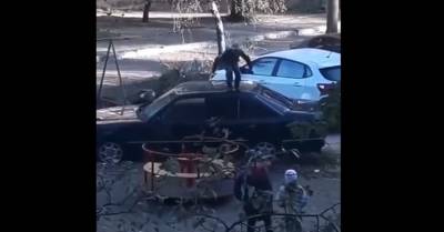 В Воронеже на видео попали дети, прыгающие по крыше «Мередеса»
