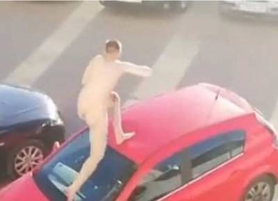 В Туле голый мужчина бегал по крышам автомобилей
