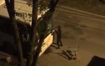 Ночной хулиган, разгромивший автобус и автомобиль, предстанет перед судом (видео)