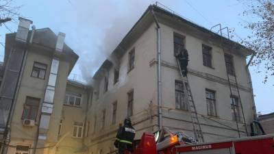 Тушение пожара в жилом доме в Москве — видео