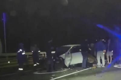 На трассе в Сочи в результате ДТП с двумя иномарками и микроавтобусом погиб один человек