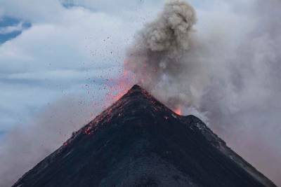 Из-за сильного извержения у вулкана на Канарских островах происходит обрушение склонов и мира