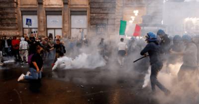 В Риме на акции против COVID-паспортов произошли масштабные столкновения (ВИДЕО)