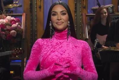 Шутки о разводе с Канье Уэстом, пластических операциях и секс-видео: Ким Кардашьян дебютировала в шоу SNL