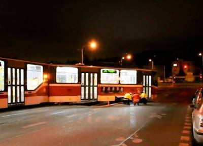 В Праге трамвай сошел с рельсов