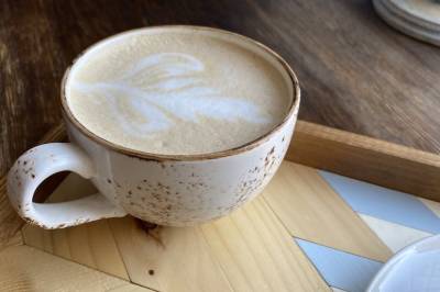 Кофе с молоком в больших количествах затрудняет пищеварение, предупредила диетолог