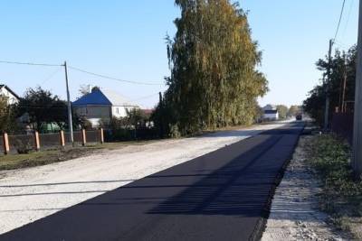 В одном из посёлков Токарёвского района асфальтируют дороги