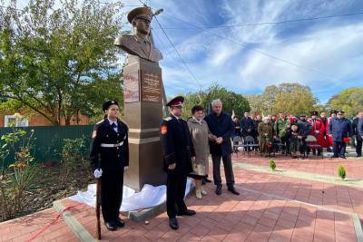 В Курганинске на территории средней школы № 3 открыли памятник Герою России Валерию Очеретному