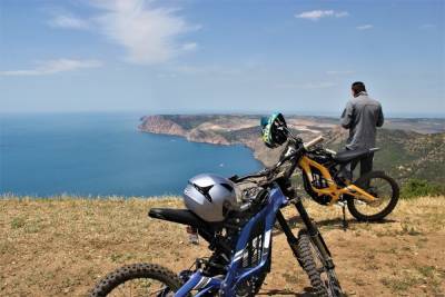 По горным тропам в Крыму путешествуют на электромотоциклах