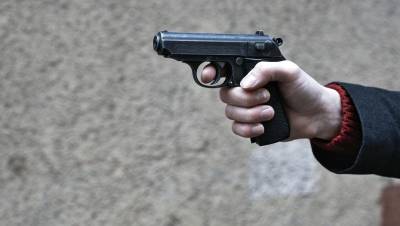 Школьники нашли пистолет и открыли стрельбу на Маршала Захарова