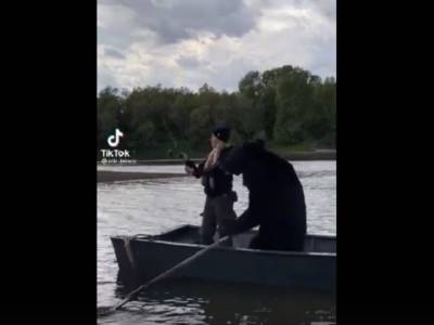 Медведь на рыбалке удивил пользователей Интернета