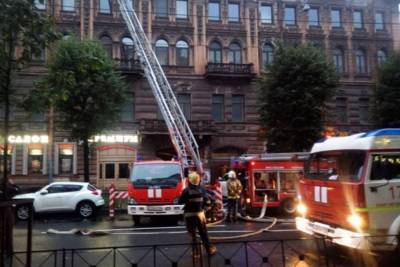 Сто человек эвакуировали из горящего дома в центре Петербурга