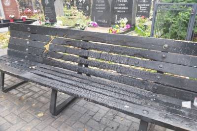 Скамейка у могилы Цоя на Богословском кладбище пострадала от рук вандалов