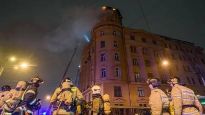 Более 20 квартир пострадали при пожаре в доме Чубакова на набережной Карповки