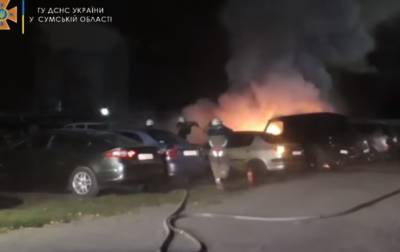 В Сумах горела стоянка, пострадали семь машин