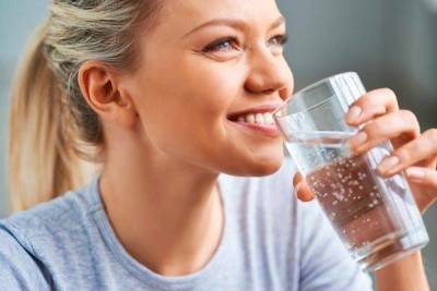 Достаточно ли просто пить много воды для здоровья кожи?