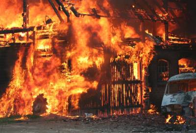 Частный дом загорелся 10 октября в Волховском районе