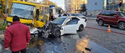 Назвали количество пострадавших при столкновении автомобиля с автобусом Донецк — Макеевка (фото)