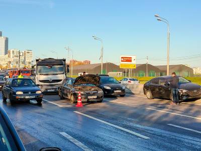 Опубликовано видео аварии с 8 автомобилями в Москве