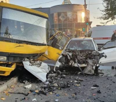В оккупированном Донецке легковушка влетела в маршрутку: девять человек травмированы. ФОТО
