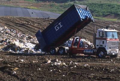 Полиция ищет водителя грузовика, высыпавшего гору мусора на частной территории у Новогорелово