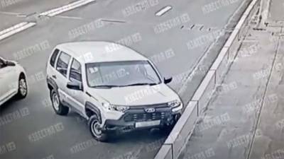 Водитель врезался в ограждение моста в Петербурге и упал в Неву