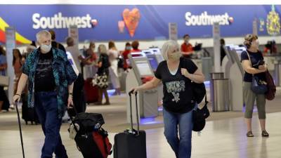 Компания Southwest Airlines отменила в воскресенье более тысячи рейсов