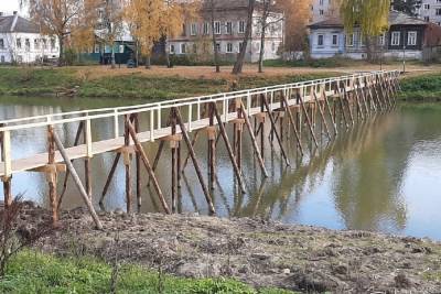 В Тверской области люди боятся ходить по отремонтированному мосту