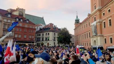 Тысячи поляков участвовали в акциях за сохранение Польши в Евросоюзе