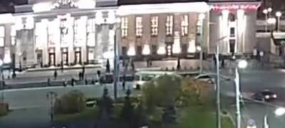 Маршрутный автобус сбил пешехода в центре Петрозаводска (ВИДЕО)
