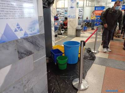 Аэропорт в Южно-Сахалинске снова собирает воду после дождя