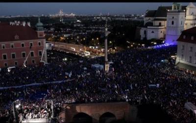 Тысячи поляков вышли на акцию в поддержку членства Польши в ЕС