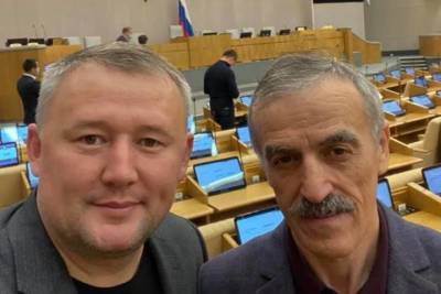 Вячеслав Дамдинцурунов сделал первое селфи в Госдуме с отцом героя России