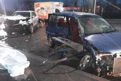 Водитель Mazda Demio погиб в тройном ДТП на улице Большой в Новосибирске