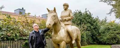 Возле одного из музеев в Баварии установили конную статую Ангелы Меркель