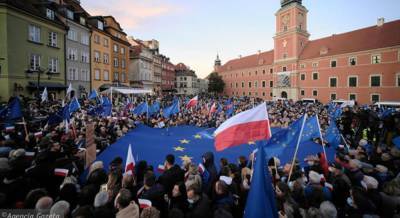 "Мы - Европа!": В Польше проходят многотысячные антиправительственные акции протеста