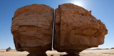 Ученые раскрыли тайну «разрезанного» пополам камня в Саудовской Аравии
