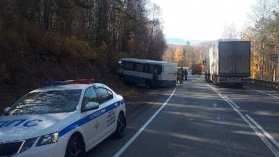 Автобус с 15 туристами, большегруз и микроавтобус столкнулись под Иркутском