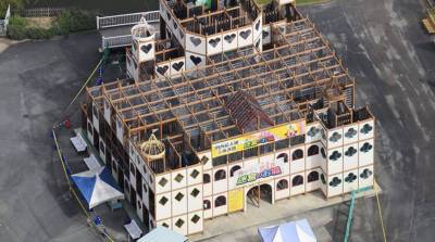 Шесть человек пострадали при обрушении здания в развлекательном парке в Японии