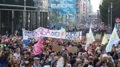 В Брюсселе тысячи людей вышли на митинг в защиту климата и мира