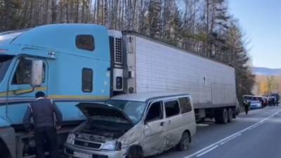 Четыре туриста оказались в больнице после ДТП с автобусом под Иркутском