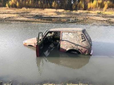 В Кургане на «Голубых озерах» «Нива» улетела в воду. Водитель в больнице