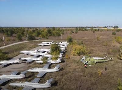 В сети показали кладбище самолетов и вертолетов под Запорожьем
