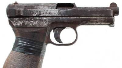 Грибник нашел в лесу под Гродно пистолет "Маузер" образца 1934 года
