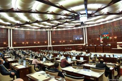 Парламент Азербайджана обсуждает законопроект, связанный с Днем независимости